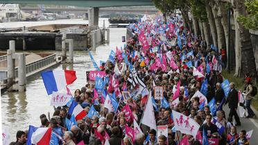 Les opposants au mariage pour tous manifestent sur les quais de Seine, le 26 mai 2013 à Paris [Francois Guillot / AFP]