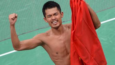 Le Chinois Lin Dan, vainqueur à Pékin en 2008, a conservé son titre olympique à Londres en simple messieurs, en battant dimanche en finale du tournoi la tête de série N.1, le Malaisien Lee Chong Wei (15-21, 21-10, 21-19).[AFP]