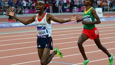 Le Britannique Mo Farah est devenu le sixième homme à réaliser le prestigieux doublé des courses de fond, en devenant champion olympique du 5000 m en 13 min 41 sec 66/100, samedi à Londres, après avoir remporté le 10.000 m il y a une semaine.[AFP]