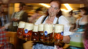Une serveuse apporte des bières lors de l'Oktoberfest, la plus grande fête au monde dédiée à la bière, à Munich, le 22 septembre 2012 [Christof Stache / AFP]
