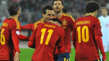 Pedro félicité par ses coéquipiers après l'un de ses 3 buts face au Bélarus, le 12 octobre 2012 à Minsk. [Viktor Drachev / AFP]