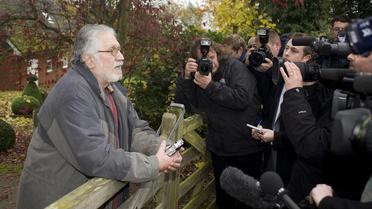 Dave Lee Travis (g) s'adresse le 16 novembre 2012 à la presse devant son domicile du Bedfordshire (sud de l'Angleterre) [ / AFP]