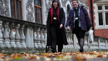 Deux femmes prêtres participent, le 20 novembre 2012, au Synode de l'Eglise d'Angleterre à Londres [Carl Court / AFP]