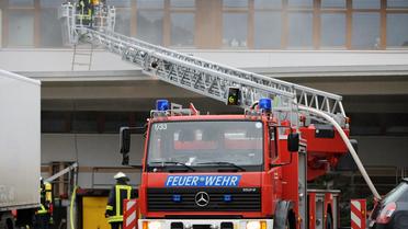 Des pompiers sur les lieux d'un incendie dans un atelier employant des handicapés, le 26 novembre 2012 à Titisee-Neustadt, en Allemagne [Patrick Seeger / DPA/AFP]