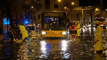Des rues inondées le 27 novembre 2012 à Florence [Claudio Giovannini / AFP]