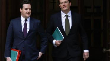 Le ministre des Finances britannique, George Osborne(g) et Danny Alexander (d), secrétaire en chef du Trésor, le 5 décembre 2012 à Londres [Andrew Winning / AFP]
