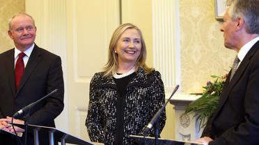 Hillary Clinton entre le Premier ministre nord-irlandais Peter Robinson (d) et le vice-Premier ministre Martin McGuinness, le 7 décembre 2012 à Belfast [Paul Faith / Pool/AFP]