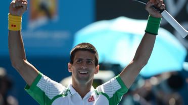 Le Serbe Novak Djokovic salue le public après sa victoire sur Paul-Henri Mathieu au 1er tour de l'Open d'Australie, le 14 janvier 2013 à Melbourne [ / AFP]