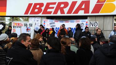 Des salariés d'Iberia manifestent devant le siège de la compagnie le 14 janvier 2013 à Madrid [Dominique Faget / AFP]