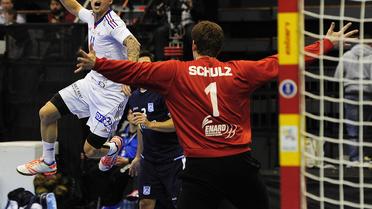 Tir de l'ailier de l'équipe de France Samuel Honrubia face à l'Argentine, au Mondial de handball, le 16 janvier 2013 à Granollers. [Josep Lago / AFP]