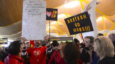 Des grévistes de la compagnie aérienne espagnole Ibéria manifestant dans l'aéroport de Madrid Barajas le 22 février 2013 [Pierre-Philippe Marcou / AFP]