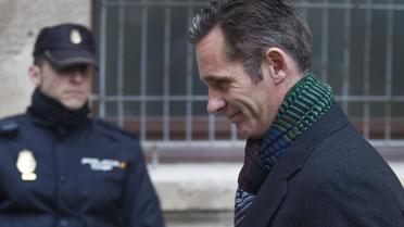 Le gendre du roi d'Espagne, Iñaki Urdangarin, à sa sortie du palais de justice à Palma de Majorque le 23 février 2013 [Jaime Reina / AFP]
