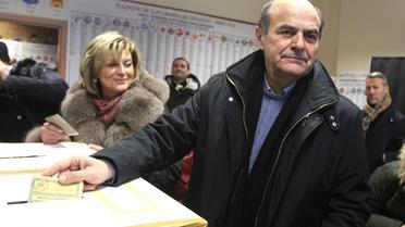 Le leader de la gauche italienne, Pier Luigi Bersani, vote le 24 février 2013 à Piacenza [Alberto Lingria / AFP]