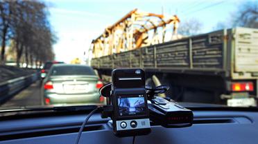 Une mini-caméra dans une voiture roulant à Moscou, le 12 mars 2013 [Yuri Kadobnov / AFP]