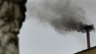 La fumée noire s'élève au-dessus la chapelle Sixtine le 13 mars 2013 [Johannes Eisele / AFP]