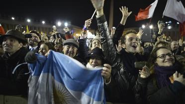 Des fidèles agitent un drapeau argentin, place Saint-Pierre au Vatican le 13 mars 2013 [Johannes Eisele / AFP]