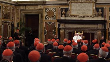 Photo publiée le 15 mars 2013 par le service de presse du Vatican montrant une rencontre entre le pape et les cardinaux du monde entier [- / Osservatore Romano/AFP]