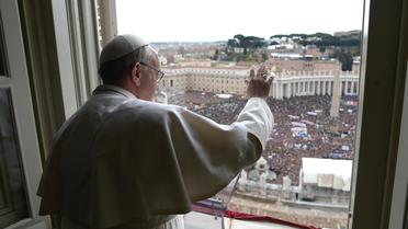 Le pape salue la foule des fidèles depuis sa fenêtre place Saint-Pierre à Rome le 17 mars 2013 à Rome [- / AFP/Osservatore Romano]