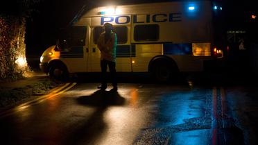 Un véhicule de la police britannique bloque une rue près du domicile de Boris Berezovski à Sunningdale, le 23 mars 2013 [Leon Neal / AFP]