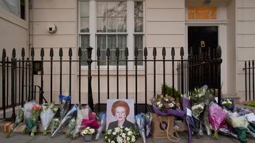 Des fleurs sont déposées devant le domicile de Margaret Thatcher en hommage à l'ancien Premier ministre, à Londres, le 8 avril 2013 [Will Oliver / AFP]
