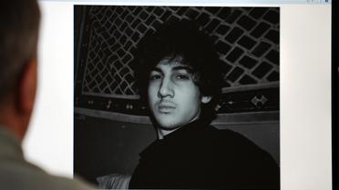 Un homme devant la photo postée par Djokhar Tsarnaev sur son profil VKontakte, à Moscou, le 19 avril 2013 [ / AFP]