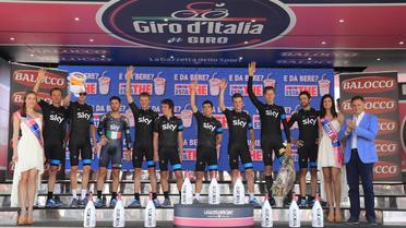 Les membres de l'équipe Sky sur le podium après avoir remporté la 2e étape du Tour d'Italie 2013, un contre-la-montre par équipes de 17,4 km, sur l'île d'Ischia, le 5 mai 2013. [Luk Benies / AFP]