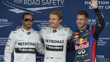 Nico Rosberg entouré de Lewis Hamilton (g.) et Sebastian Vettel à l'issue des qualifications du GP d'Espagne sur le circuit de Montmelo, près de Barcelone le 11 mai 2013 [Tom Gandolfini / AFP]
