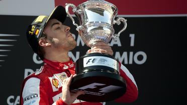 L'Espagnol Fernando Alonso célèbre sa victoire lors du Grand Prix d'Espagne, le 12 mai 2013 [Tom Gandolfini / AFP]
