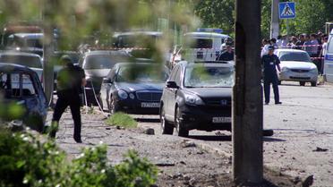 Des policiers inspectent le lieu d'une explosition à Makhatchkala, le 20 mai 2013 [Abdula Magomedov / AFP/Archives]