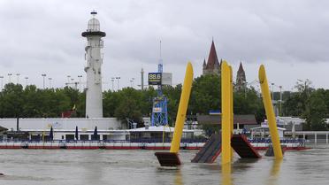 Un pont est submergé par la montée des eaux du Danube, le 3 juin 2013 à Vienne [Alexander Klein / AFP]