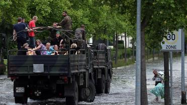 Des habitants  sont évacués en camion par des militaires le 10 juin 2013 à Magdebourg inondée par l'Elbe en crue [Ronny Hartmann / AFP]