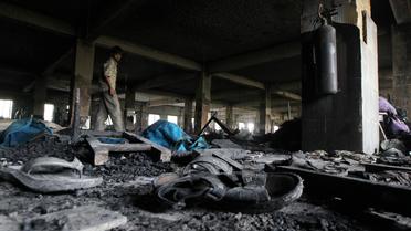 Un ouvrier dans l'usine de confection Tazreen Fashion détruite par un incendie, le 26 novembre 2012 près de Dacca, au Bangladesh [ / AFP]