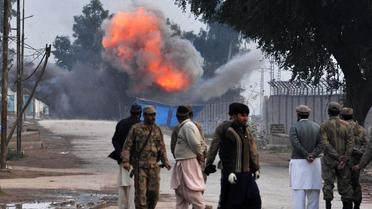 Les forces de sécurité pakistanaise provoquent l'explosion d'un engin ayant fait long feu après l'attaque de rebelles talibans à l'aéroport de Peshawar, le 15 décembre 2012 [A Majeed / AFP/Archives]