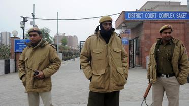 Des policiers le 3 janvier 2013 à l'entrée du tribunal de Saket [Prakash Singh / AFP/Archives]