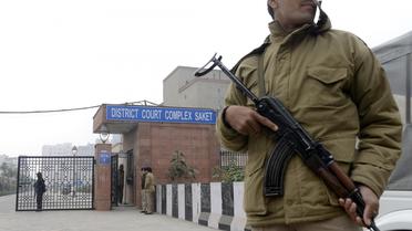Un policier monte la garde devant le tribunal de New Delhi où doivent comparaître les présumés violeurs d'une étudiante, le 7 janvier 2013