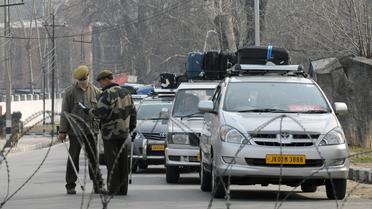 Un policier indien contrôle des touristes le 11 février 2013, près de Srinagar [Rouf Bhat / AFP]