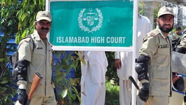 Des policiers devant la Haute Cour le 18 avril 2013 à Islamabad [Farooq Naeem / AFP]