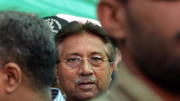 L'ex-président pakistanais Pervez Musharraf (C), le 20 avril 2013 à son arrivée à un tribunal d'Islamabad [Aamir Qureshi / AFP]