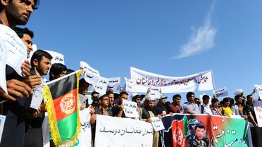 Des Afghans manifestent contre le Pakistan après de récents affrontements armés à la frontière, le 8 mai 2013 à Hérat [Aref Karimi / AFP]