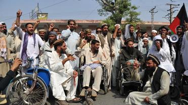 Des personnes handicapées manifestent devant les bureaux de la Croix-Rouge à Jalalabad, le 2 juin 2013 [Noorullah Shirzada / AFP]