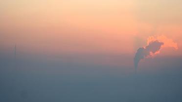 De la fumée s'élève au-dessus du brume épaisse qui recouvre Oulan-Bator, en Mongolie, en décembre 2011 [Byambasuren Byamba-Ochir / AFP/Archives]