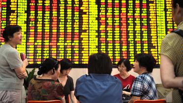 Chinoise à la retraite, Mme Wang a placé ses économies à la bourse de Shanghai, mais son investissement initial de 50.000 yuans (6.200 euros) ne cesse de fondre dans un marché en plein déprime.[AFP]