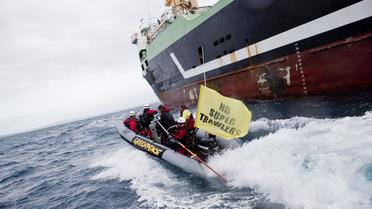 Un méga-chalutier, l'un des plus gros bateaux de pêche au monde, a accosté jeudi à Port Lincoln, dans le sud de l'Australie, malgré une opération de Greenpeace qui l'accuse de piller les océans et tente de l'empêcher de lancer une campagne en Tasmanie.[GREENPEACE]