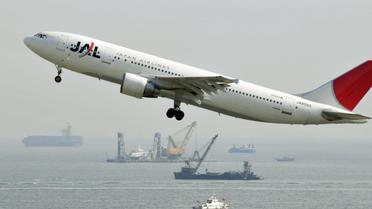 Un avion de la compagnie Japan Airlines en phase de décollage, en janvier 2010 [Yoshikazu Tsuno / AFP/Archives]
