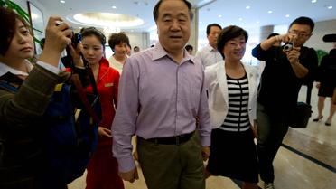 L'écrivain chinois Mo Yan (c), prix Nobel de Littérature 2012, arrive pour une conférence de presse dans un hôtel à Gaomi, dans l'est de la Chine [Ed Jones / AFP]