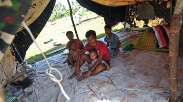Une famille dans un camp de réfugiés installé dans l'Etat de Rakhine, dans l'ouest de la Birmanie, le 1er novembre 2012 [Soe Than Win / AFP]