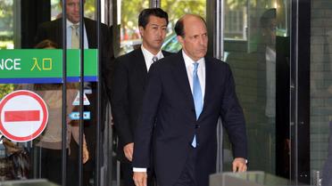 L'ambassadeur américain John Roos (au 1er plan) à sa sortie du ministère japonais des Affaires étrangères, le 2 novembre 2012 [Yoshikazu Tsuno / AFP]