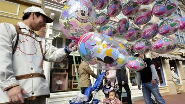 Un vendeur de ballons gonflés à l'hélium au parc Disneyland à Tokyo, le 15 avril 2011 [Yoshikazu Tsuno / AFP/Archives]