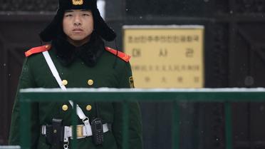 Un garde chinois devant l'entrée de l'ambassade de Corée du Nord en Chine, le 12 décembre 2012 à Pékin [Mark Ralston / AFP]