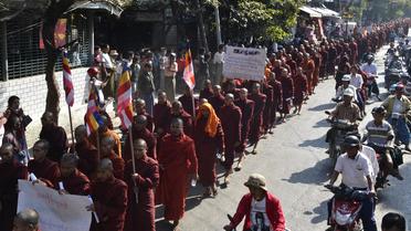 Des moines bouddhistes birmans manifestent pour obtenir des plus amples excuses du pouvoir après la dispersion par la police d'un rassemblement contre une mine de cuivre chinoise, le 12 décembre 2012 à Mandalay [ / AFP]